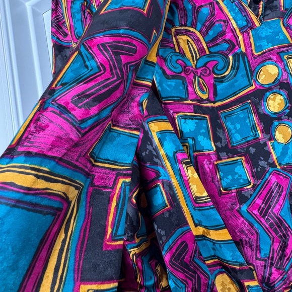 Vintage Da-Rue Multicolored Blouse with Tie, Shoulder Pads, Elastic Waist - Picture 4 of 9